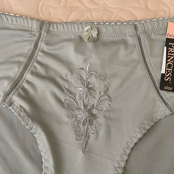 Lady Princess Embroidered High-Waist Panties - Picture 3 of 4